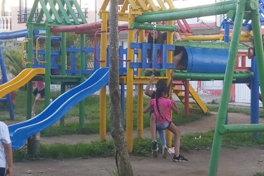 Los niños disfrutando del parque en el barrio Carlos Parra.