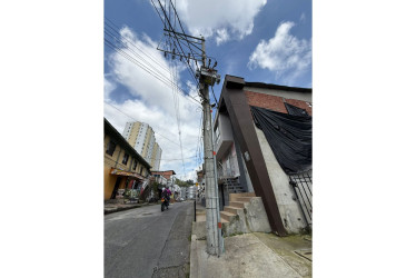 El poste ubicado en la carrera 13 #4A-53, bajando hacia el colegio Gemelli.