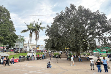 Los sujetos involucrados en la riña lesionaron a los auxiliares en el Parque Caldas.