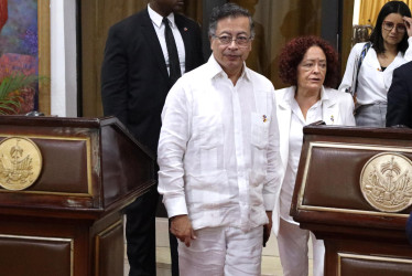 El presidente de Colombia, Gustavo Petro, a su llegada a villa d'accueil este viernes en Puerto Príncipe (Haití).