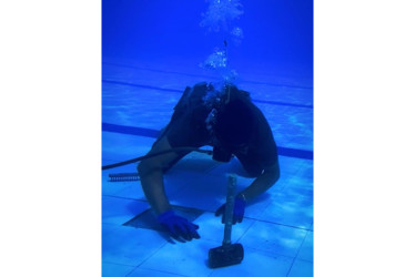 Cambio de baldosas en la piscina olímpica del Complejo Acuático del Bosque Popular El Prado.