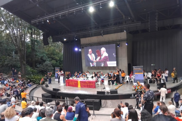 Fernando Rendón, director del Festival Internacional de Poesía de Medellín, recibió una condecoración durante la edición 35 del mismo.