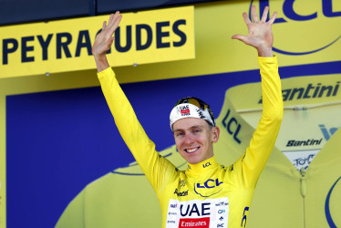 El esloveno Tadej Pogacar tuvo el mejor tiempo de la contrarreloj, en la etapa 13 del Tour de Francia, y continúa vestido de amarillo.