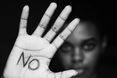 Primer plano de la mano de mujer escrita en la palma