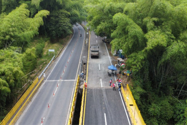 Puente El Rosario, vía Manizales-Pereira. Arreglos de Autopistas del Café.