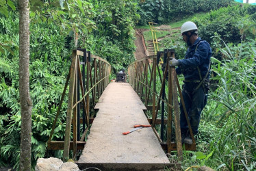 Las obras de renovación del puente peatonal y las escaleras que conectan a dos barrios de Manizales avanzan con el objetivo de brindar mayor seguridad a los habitantes. Estos valoran la intervención y exponen lo que aún queda pendiente en el sector.