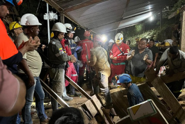 Rescatistas reciben a los mineros salvados del socavón colapsado en Remedios (Antioquia).