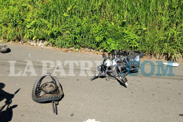 El motociclista involucrado en el choque con el yip resultó lesionado en una pierna.