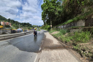 La vía mantiene con ese charco por la caída de agua que viene de la montaña.