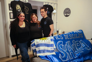 Los integrantes del club uruguayo de fans de Shakira 'Pies Descalzos' Leticia Ortiz, Francisco Campot y Giovanna Martínez posan durante una entrevista, en Montevideo (Uruguay).
