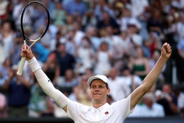 El italiano Jannik Sinner celebra tras ganar la final individual masculina contra el español Carlos Alcaraz en el Campeonato de Wimbledon.