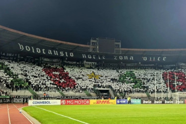 Mosaico realizado por hinchas de Once Caldas en la tribuna norte.