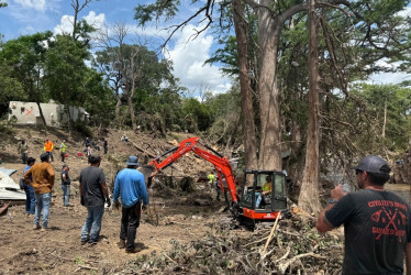 Personas recogen escombros en las zonas afectadas por las recientes inundaciones en Kerrville (EE.UU.)