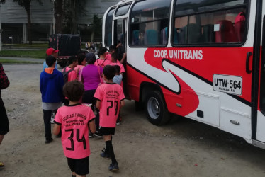 La Cooperativa Unitrans se alió con una comunidad religiosa para movilizar a 70 deportistas, gratis. Apoyan el dogma del deporte en Manizales.