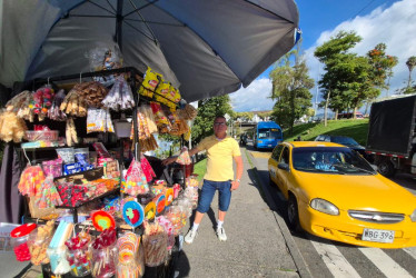 Ángel Cano en su puesto de dulces.
