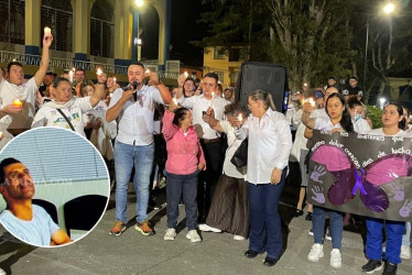 En el parque principal de Aranzazu se reunieron para una velatón por Cindy Yanine Cardona Marín, quien fue asesinada por su expareja el pasado domingo.
