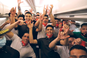 Foto | EFE | LA PATRIA  Aterrizan en Venezuela dos aviones con los 252 migrantes que estaban presos en El Salvador.