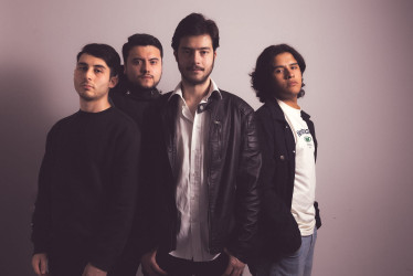 Sergio Bedoya (voz y guitarra principal), Andrés Martínez (batería), Alejandro Ceballos (voz y guitarra rítmica) y Martín Lince (teclados) son los integrantes de la agrupación Sonic Barton.