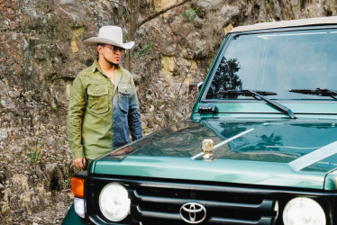 Yeison Jiménez durante la grabación del video 'Se Acabó' en las afueras de Bogotá.