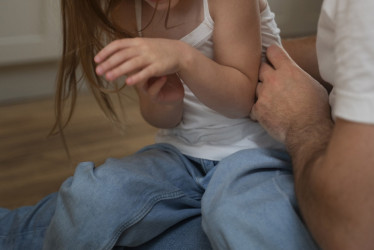 El detenido es el padrastro de la menor, quien tuvo un hijo como consecuencia de los abusos.