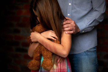 La menor guardó silencio hasta abril del 2015, cuando su hermana le interrogó acerca de rumores referidos a que ya sostenía relaciones sexuales con adultos.