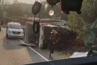 Miembros del GER y del Cuerpo Oficial de Bomberos atendieron a los ocupantes del carro accidentado.