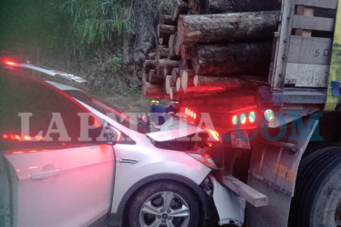 En el choque se vieron involucrados tres vehículos. Los lesionados se movilizaban en una motocicleta.