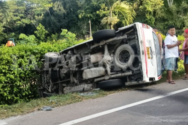 En el accidente registrado en La Dorada, cinco ocupantes de ambos vehículos sufrieron lesiones.