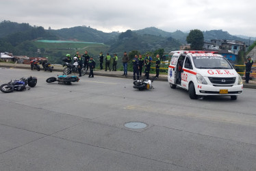 En el accidente de tres motos en Manizales, cuatro personas sufrieron lesiones.