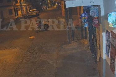 Tras el choque, el conductor de una moto huyó, y todo quedó grabado en cámaras.