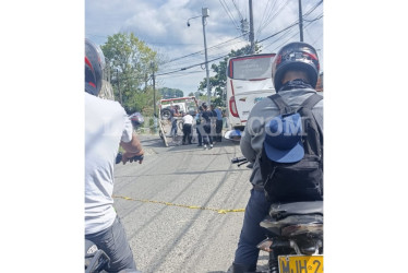 El menor, de 14 años, chocó de frente contra un bus en la vía Risaralda - Anserma.
