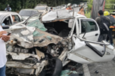 Un carro particular chocó contra bus de servicio público en la vía que comunica a Pereira con La Virginia 