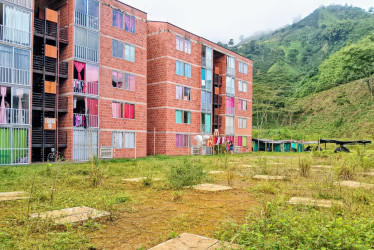 El fallido proyecto de Mil Viviendas del exgobernador de Caldas Luis Carlos Velásquez cimentó la decepción en Chinchiná. La Alcaldía y la Gobernación prometen cumplirles a 20 familias que esperan un hogar desde hace tres años.