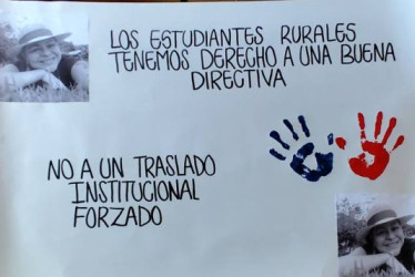  Foto I Cortesía para LA PATRIA  En carteleras, en puertas y en otros puntos del colegio expresaron con escritos el malestar por el supuesto anuncio de traslado de la rectora.