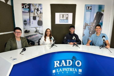    Alejandro Morales de la Cancillería de Colombia; la profesora de Manizales Ángela Usma y los estudiantes Simón Botero y Samuel Pachón.