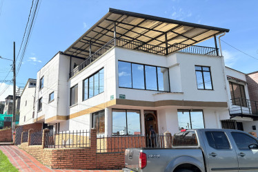 Investigadores de la Fiscalía, el CTI y el Ejército llevaron a cabo allanamientos, incluido uno en la vivienda del supuesto líder de la banda.