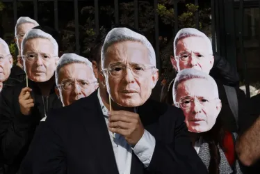 En febrero pasado un grupo de personas usaron máscaras con la imagen del expresidente Álvaro Uribe (2002-2010), en el complejo judicial de Paloquemao, en Bogotá.