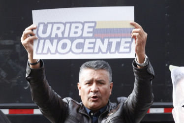 Un seguidor del expresidente Álvaro Uribe