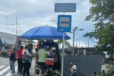 El vendedor ambulante está ubicado en la entrada al puente peatonal del Centro Comercial Fundadores.