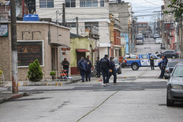  Integrantes del Ministerio Público y agentes de la Policía Nacional Civil custodian la zona donde se registró un ataque armado este miércoles, en Ciudad de Guatemala (Guatemala). 
