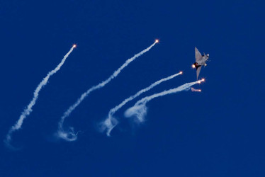 Un avión Kfir, de la Fuerza Aeroespacial Colombiana, participa en una exhibición. 