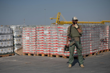 Vista de cajas de ayuda humanitaria en Kerem Shalom (Israel). Bajo el sol abrasador del verano, cajas con alimentos se descomponen a la intemperie en el cruce de Kerem Shalom, del lado de la Franja de Gaza.