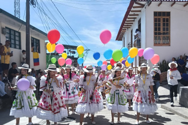 Música, color, danza, folclor y alegría en el desfile de las bandas participantes desde el barrio San Vicente hasta el parque Risaralda, en Marquetalia (Caldas).