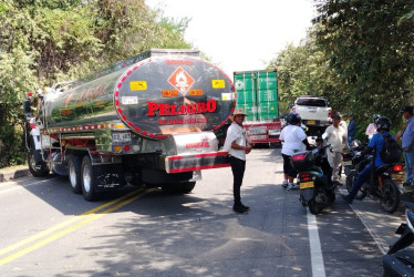 Bloqueo de camioneros en la vía de Lérida (Tolima), sector Hocol este miércoles (23 de julio).