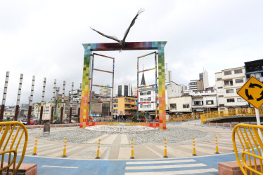 El bulevar de la 19 se convirtió en una frontera en medio de la plaza Alfonso López de Manizales. Vendedores aseguran que la promesa de progreso quedó en el limbo.