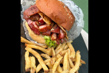 Esta es la hamburguesa que prepararon en Burguer Parrilla para el reto sazón. 