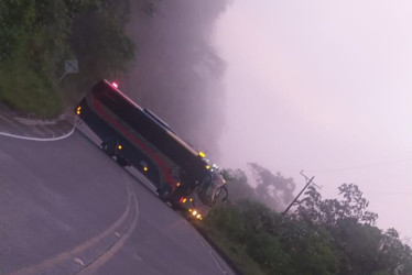 La vía Panamericana que comunica a Risaralda con Chocó sigue cerrada por alerta de un bus con explosivos en el sector de El Tabor, corregimiento de Tadó