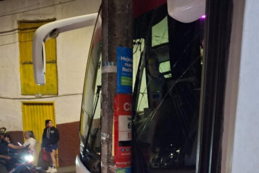 El sábado 5 de julio se realizó la entrega de un bus para transportar estudiantes universitario. Ese mismo día lo chocaron 