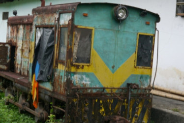 El óxido y estar al sol y al agua hizo que la locomotora perdiera su color original.