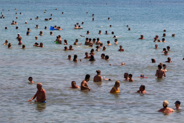 Vista general de la playa de El Postiguet de Alicante (España) tras la primera ola de calor del verano.